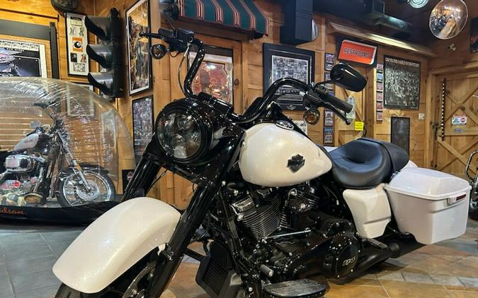 2024 Harley-Davidson Road King Special White Onyx Pearl - Black Finish