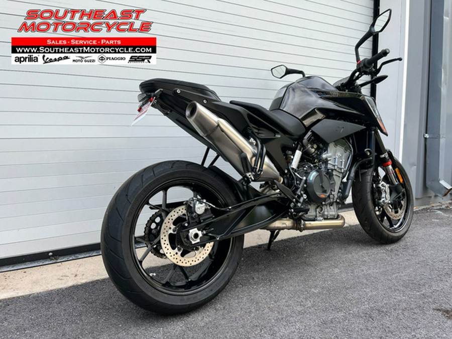 2022 KTM Duke 890 R