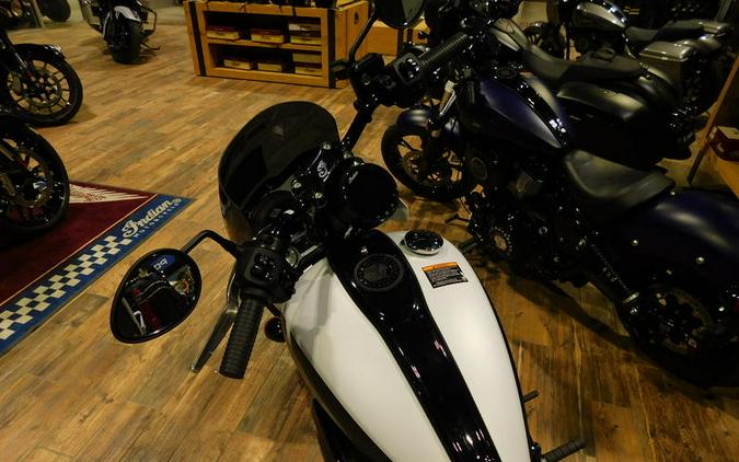 2024 Indian Motorcycle® Sport Chief Ghost White Metallic Smoke