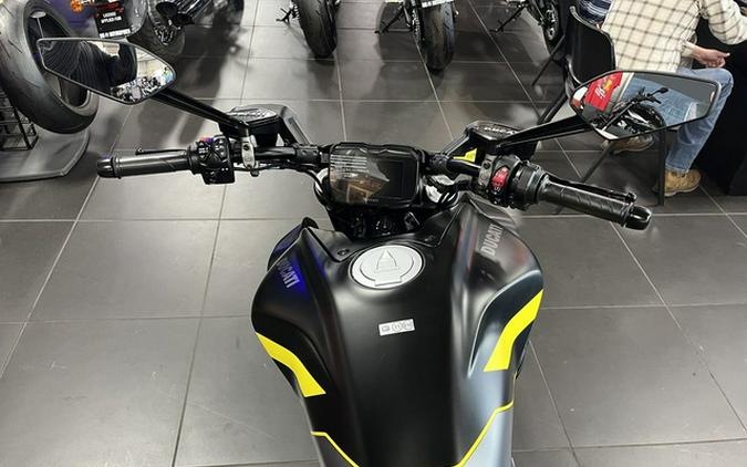 2026 Ducati Diavel V4 Black Roadster