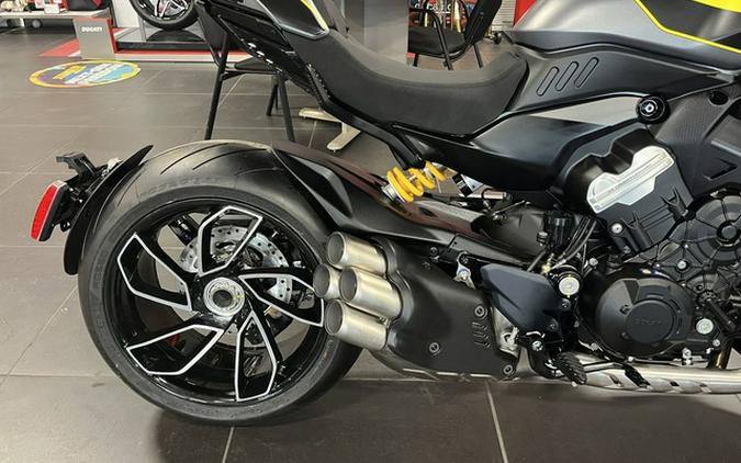 2026 Ducati Diavel V4 Black Roadster