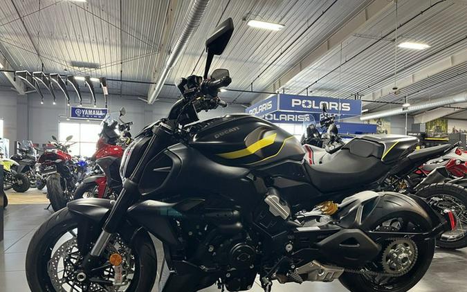 2026 Ducati Diavel V4 Black Roadster