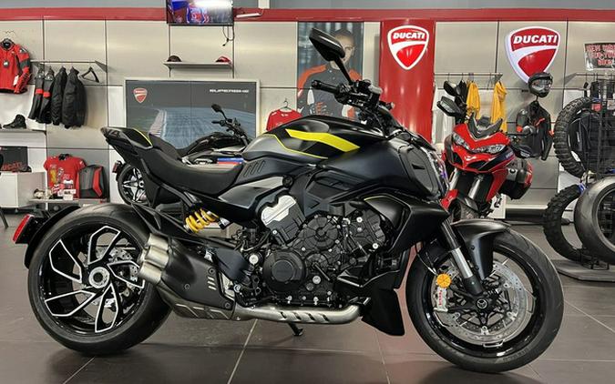 2026 Ducati Diavel V4 Black Roadster