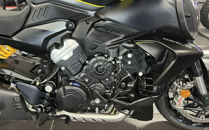 2026 Ducati Diavel V4 Black Roadster
