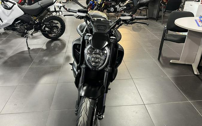 2026 Ducati Diavel V4 Black Roadster