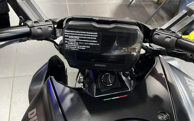 2026 Ducati Diavel V4 Black Roadster