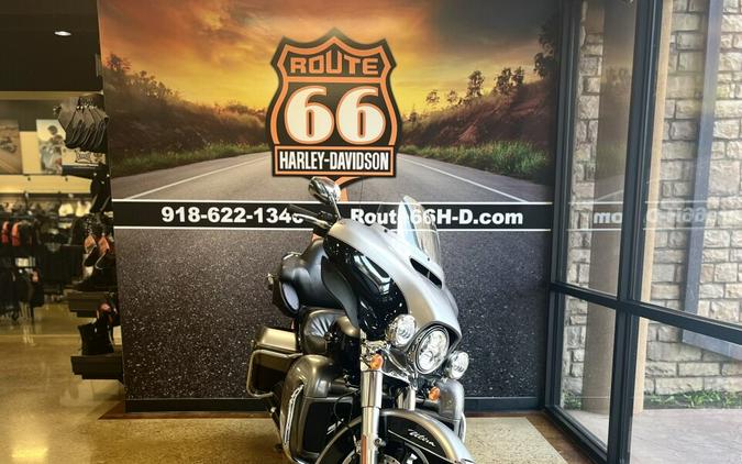 2017 Harley-Davidson Electra Glide® Ultra Classic® D39 BIL SLVR/V BLK W/PINSTR