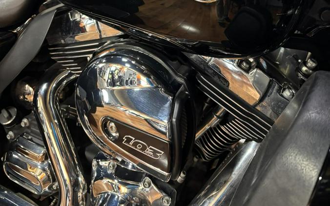2016 Harley-Davidson Tri Glide Ultra BLACK W/PINSTRIPE