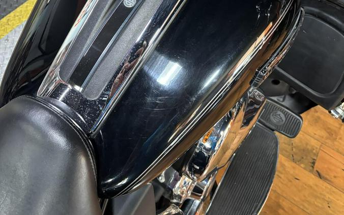 2016 Harley-Davidson Tri Glide Ultra BLACK W/PINSTRIPE