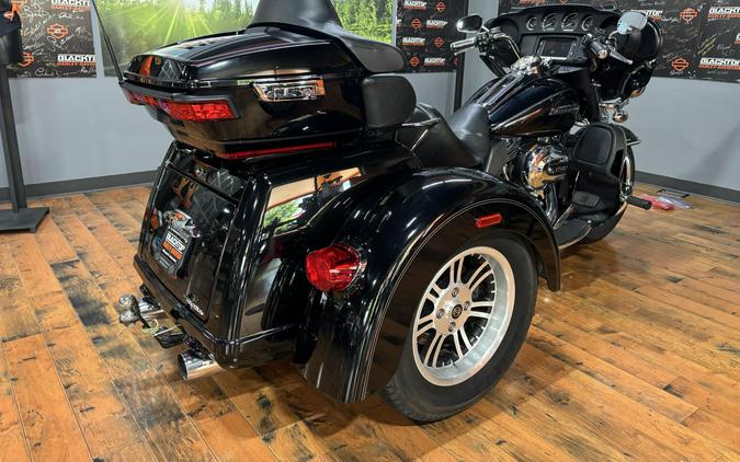 2016 Harley-Davidson Tri Glide Ultra BLACK W/PINSTRIPE