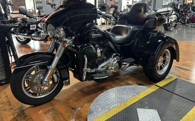2016 Harley-Davidson Tri Glide Ultra BLACK W/PINSTRIPE
