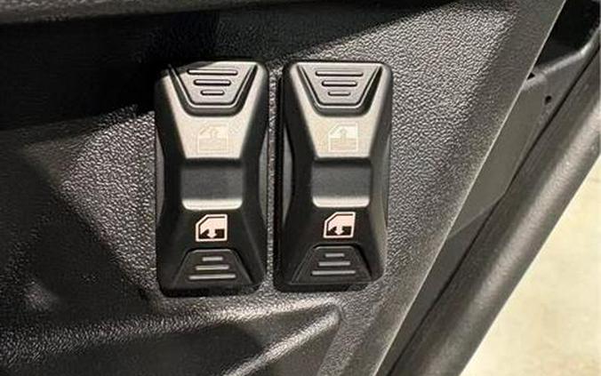 2026 Can-Am Defender XT CAB HD11