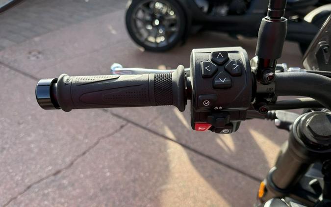 2023 Triumph Trident 660 Matte Jet Black / Matte Silver Ice