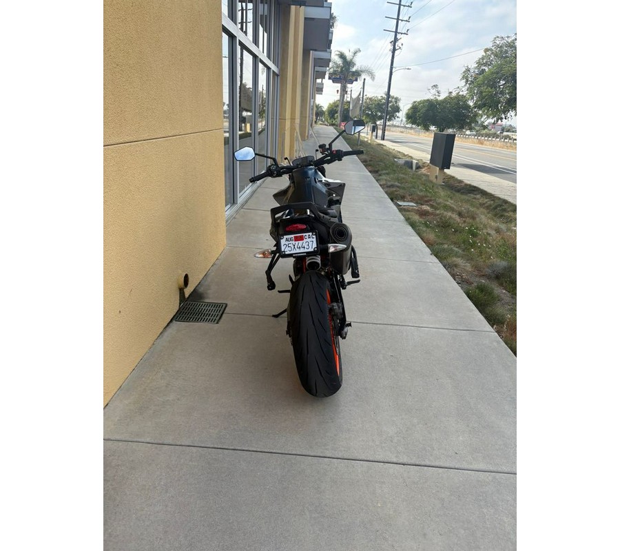 2022 KTM 890 DUKE R