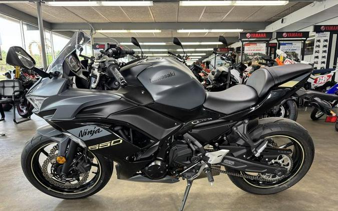 2024 Kawasaki Ninja® 650 Metallic Matte Dark Gray/Metallic Spark Black