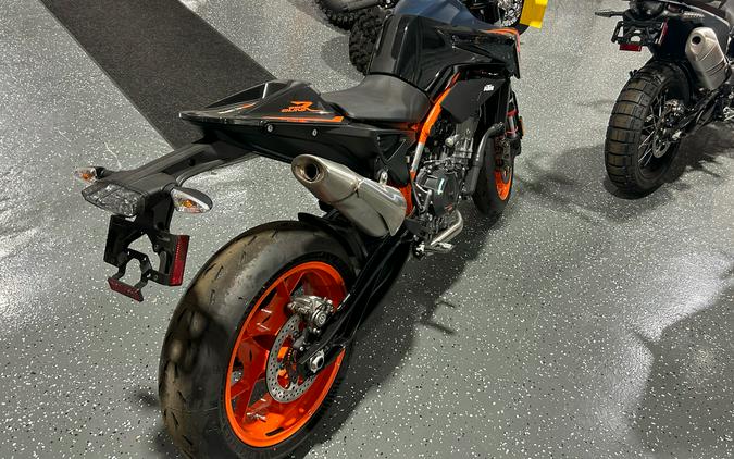 2023 KTM 890 Duke R