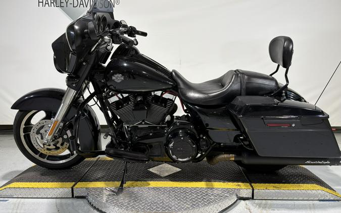 2013 Harley-Davidson® Street Glide® Midnight Pearl