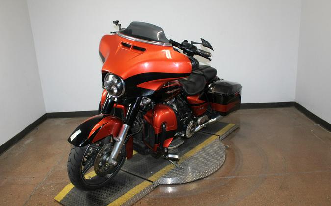 2017 Harley-Davidson® CVO™ Street Glide® SUN OR/SF BLK W/PINSTRIPE