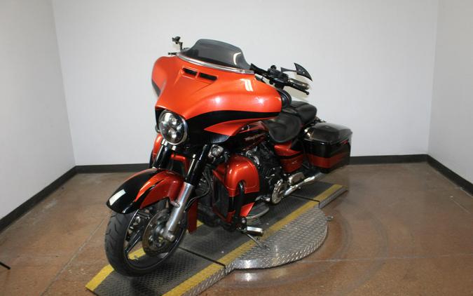 2017 Harley-Davidson® CVO™ Street Glide® SUN OR/SF BLK W/PINSTRIPE