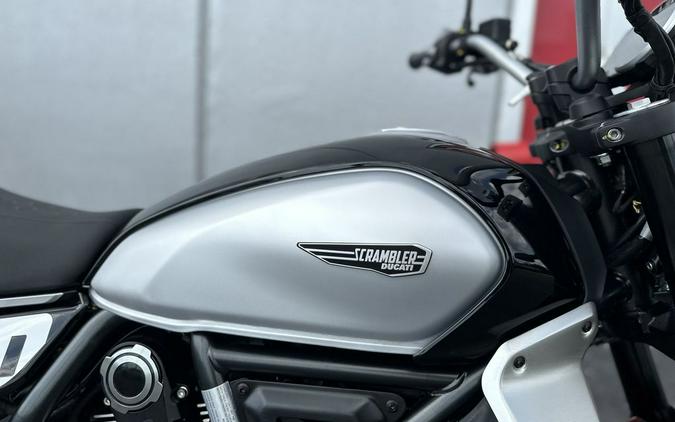 2025 Ducati Scrambler Icon Thrilling Black - 004733