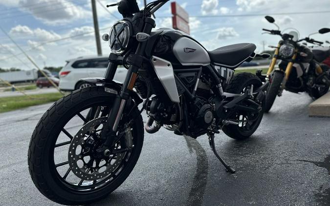 2025 Ducati Scrambler Icon Thrilling Black - 004733