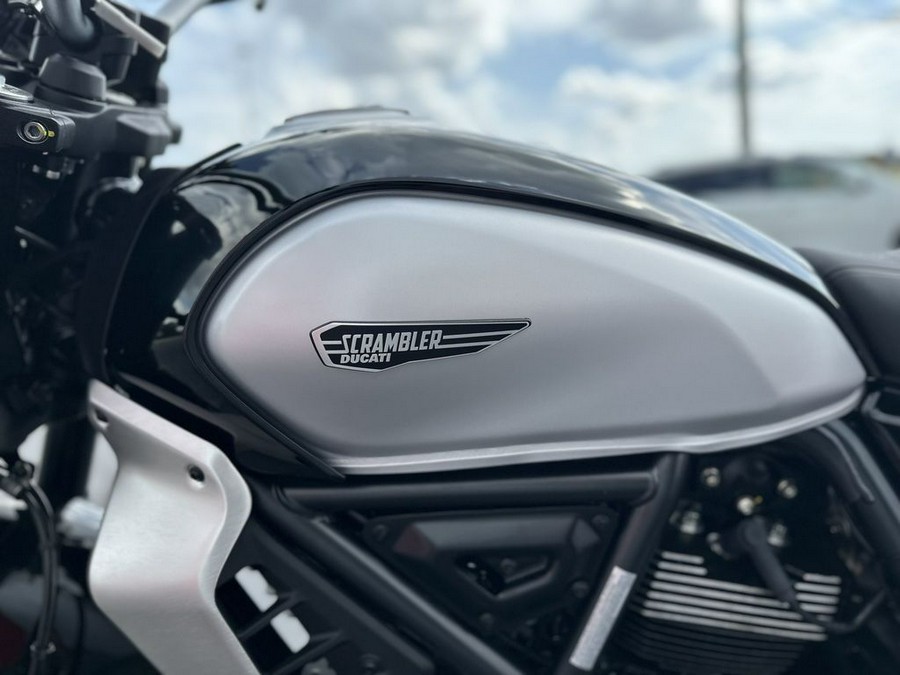 2025 Ducati Scrambler Icon Thrilling Black - 004733