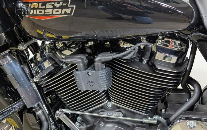 2025 Harley-Davidson Road Glide® Vivid Black Trim Chrome