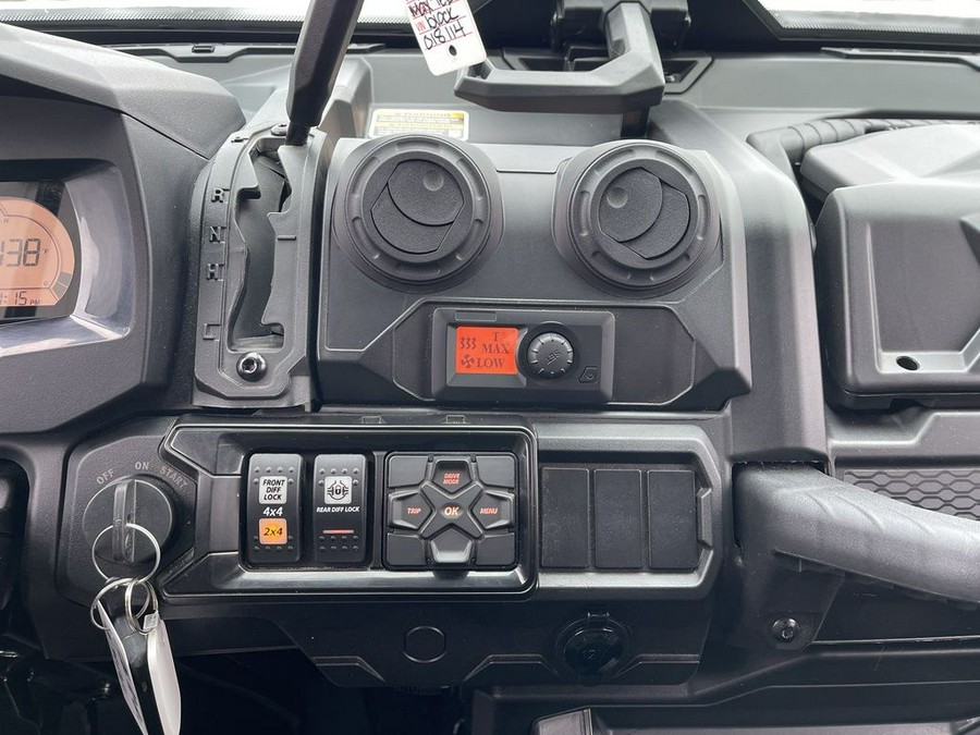 2025 Can-Am® Defender MAX Lone Star Cab HD10