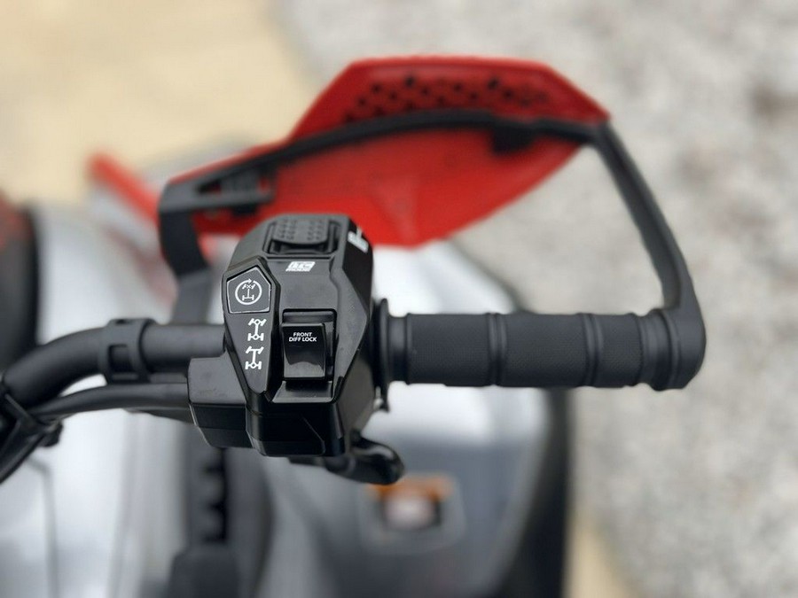 2026 Can-Am® Renegade X mr 1000 R Hyper Silver & Legion Red