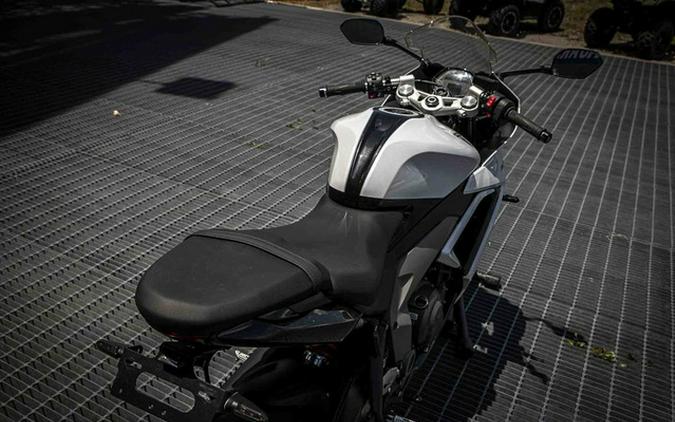 2025 Triumph Daytona 660 Snowdonia WhiteSapphire Black