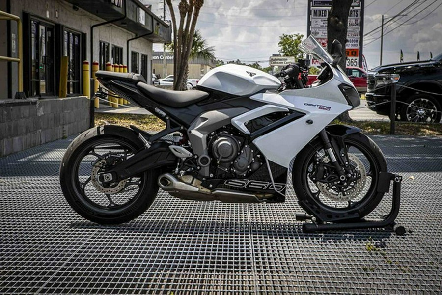2025 Triumph Daytona 660 Snowdonia WhiteSapphire Black