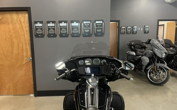 2024 Harley-Davidson® Tri Glide® Ultra Vivid Black