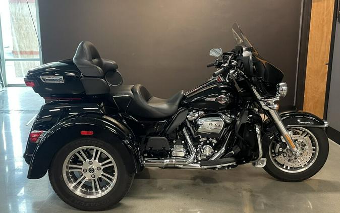 2024 Harley-Davidson® Tri Glide® Ultra Vivid Black