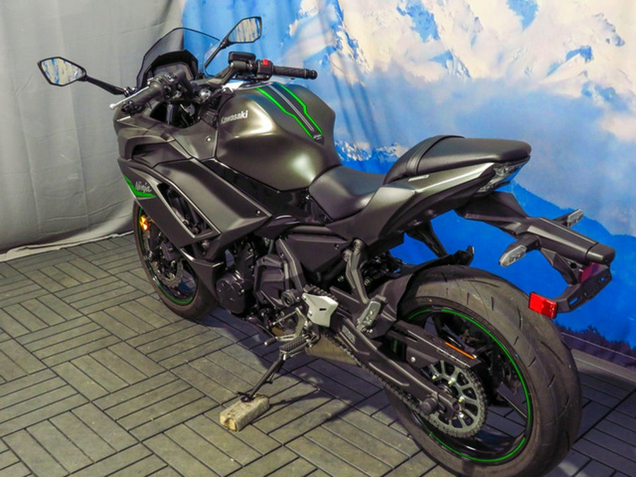 2024 Kawasaki Ninja 650 Metallic Matte Graphenesteel Gray/Ebony Metallic Matte Dark GrayMetallic Spark