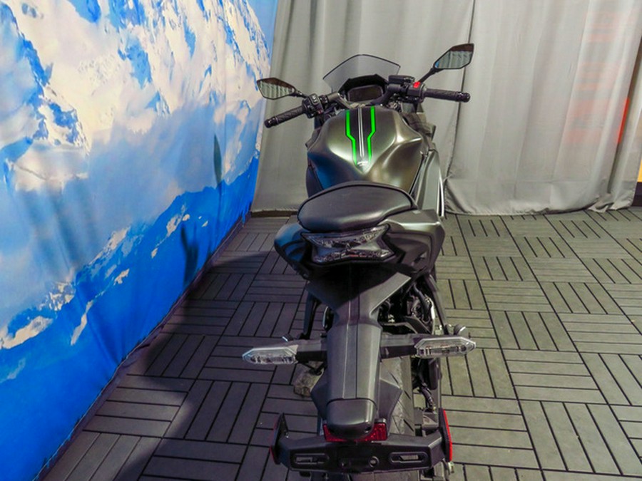 2024 Kawasaki Ninja 650 Metallic Matte Graphenesteel Gray/Ebony Metallic Matte Dark GrayMetallic Spark