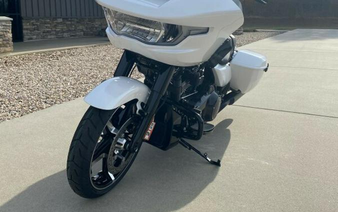 2024 Harley-Davidson Road Glide® White Onyx Pearl - Black Finish