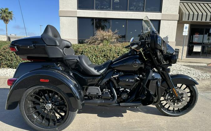 2025 Harley-Davidson Tri Glide Ultra Vivid Black - Black Finish