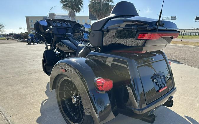 2025 Harley-Davidson Tri Glide Ultra Vivid Black - Black Finish
