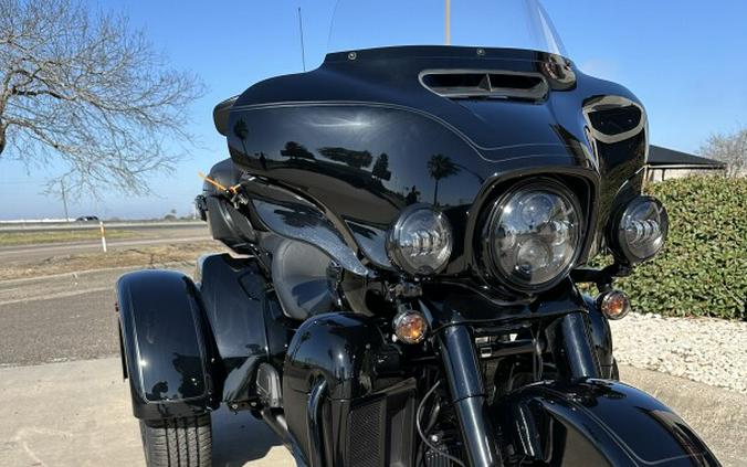2025 Harley-Davidson Tri Glide Ultra Vivid Black - Black Finish