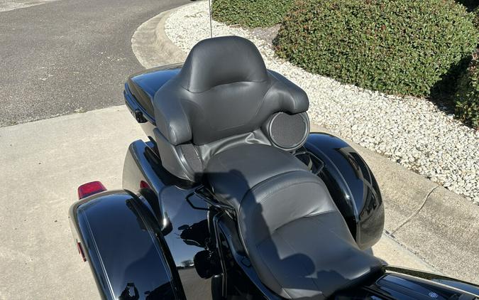 2025 Harley-Davidson Tri Glide Ultra Vivid Black - Black Finish