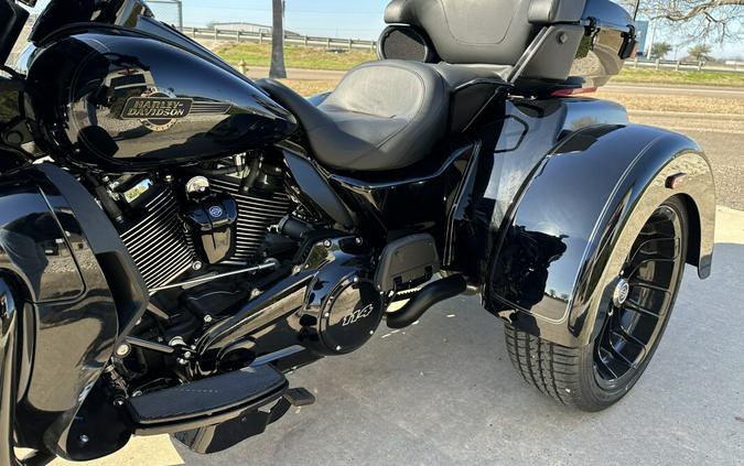 2025 Harley-Davidson Tri Glide Ultra Vivid Black - Black Finish