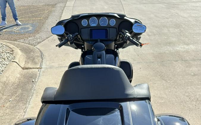 2025 Harley-Davidson Tri Glide Ultra Vivid Black - Black Finish