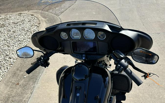 2025 Harley-Davidson Tri Glide Ultra Vivid Black - Black Finish