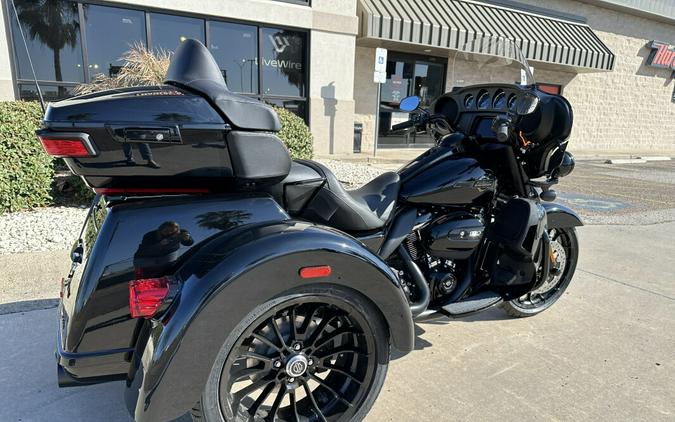 2025 Harley-Davidson Tri Glide Ultra Vivid Black - Black Finish