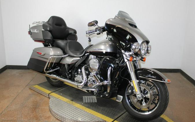 2016 Harley-Davidson® Ultra Limited Low BIL SLVR/V BLK W/PINSTRIPE