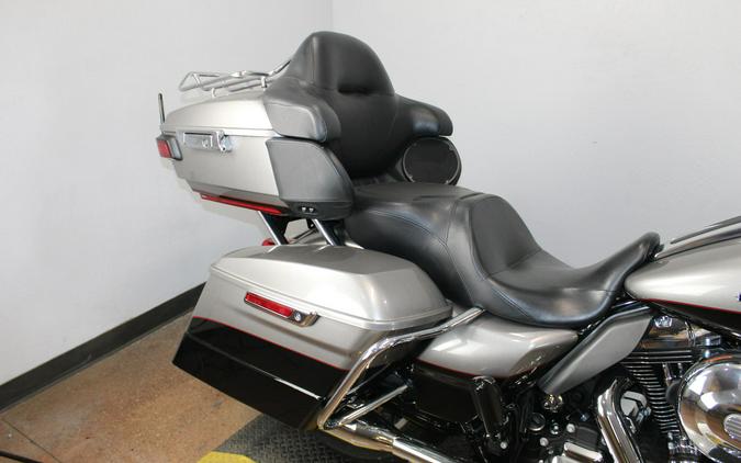 2016 Harley-Davidson® Ultra Limited Low BIL SLVR/V BLK W/PINSTRIPE