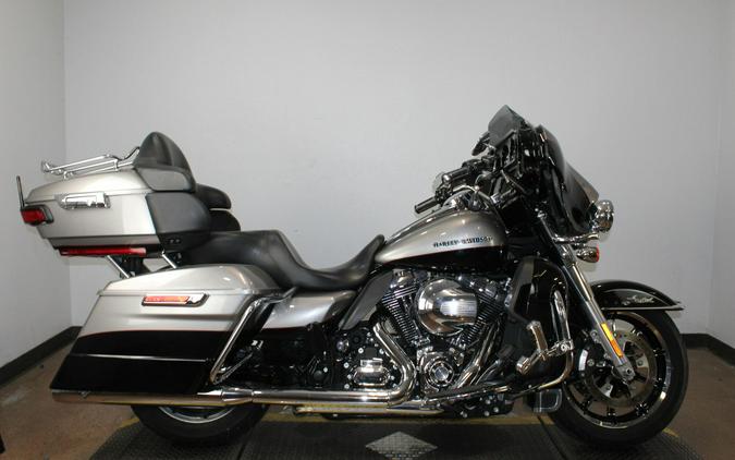 2016 Harley-Davidson® Ultra Limited Low BIL SLVR/V BLK W/PINSTRIPE