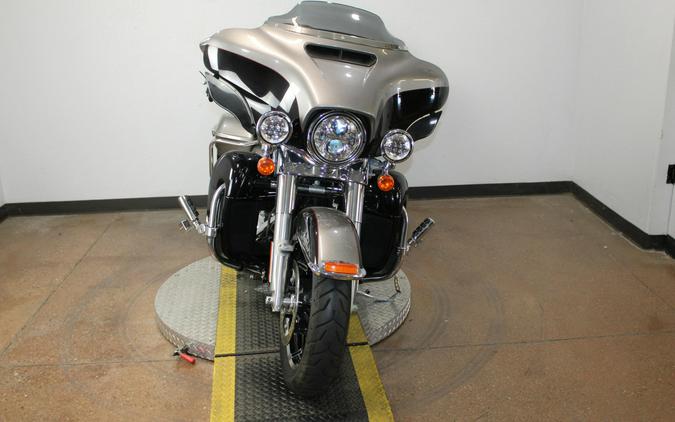 2016 Harley-Davidson® Ultra Limited Low BIL SLVR/V BLK W/PINSTRIPE