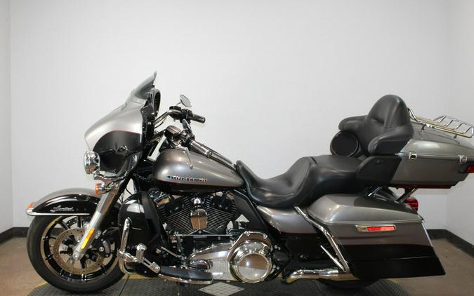 2016 Harley-Davidson® Ultra Limited Low BIL SLVR/V BLK W/PINSTRIPE