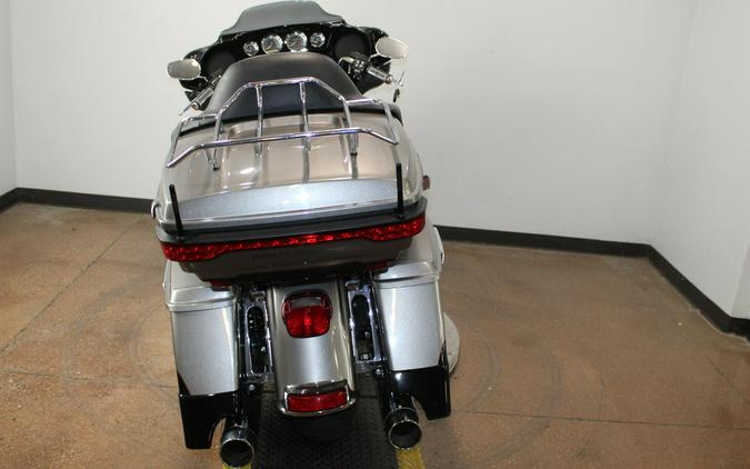 2016 Harley-Davidson® Ultra Limited Low BIL SLVR/V BLK W/PINSTRIPE